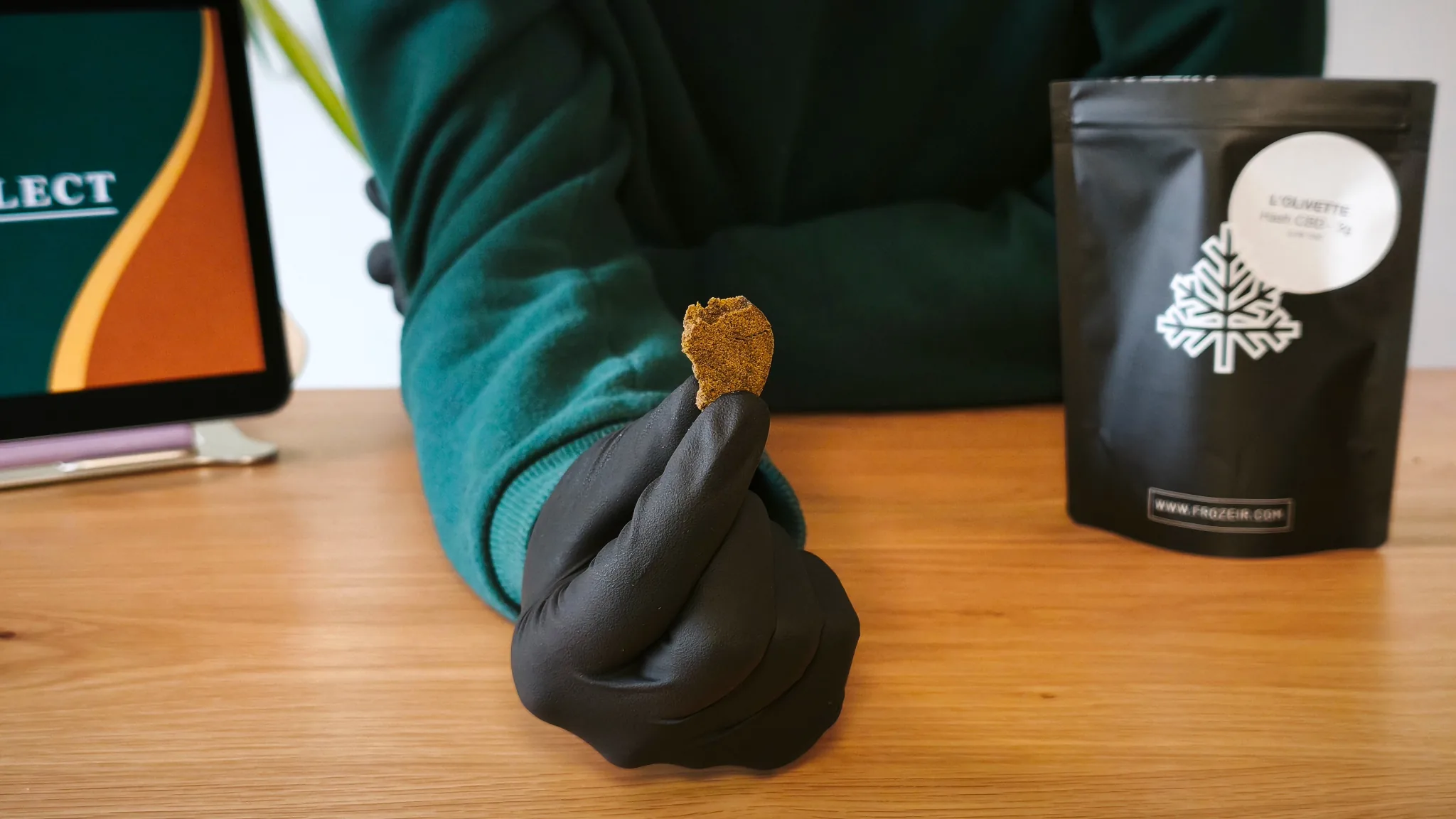 Hash L'Olivette Frozeir tenu à la main devant sa pochette